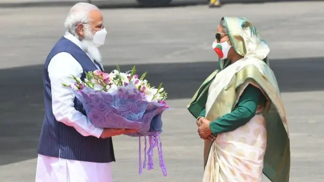 வங்கதேசத்துக்கு அரசுமுறைப் பயணமாக சென்றுள்ள இந்திய பிரதமர் நரேந்திர மோதி