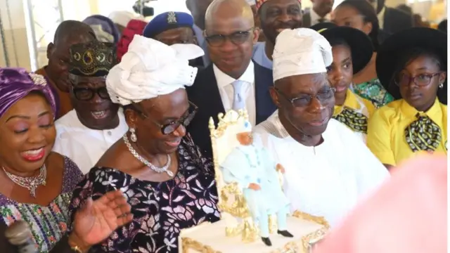 Obasanjo ati iyawo rẹ pẹlu awọn eeyan miran n ge akara oyinbo