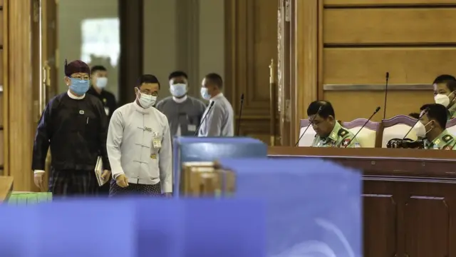 ဦးတီခွန်မြတ်ဟာ ကြံ့ခိုင်ရေးပါတီကနေ ဘယ်တုန်းက နုတ်ထွက်တာလဲဆိုတဲ့မေးခွန်းကိုတော့ ရှင်းလင်းပွဲနဲ့မဆိုင်လို့ မဖြေပါဘူးလို့ ကြံ့ခိုင်ရေးက ပြောပါတယ်။
