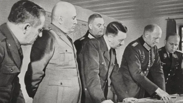 உல்ஃப் லெயரில் ஹிட்லரும், முசோலினியும். போரின் பெரும்பாலான காலத்தை ஹிட்லர் இங்கு தான் கழித்தார்.