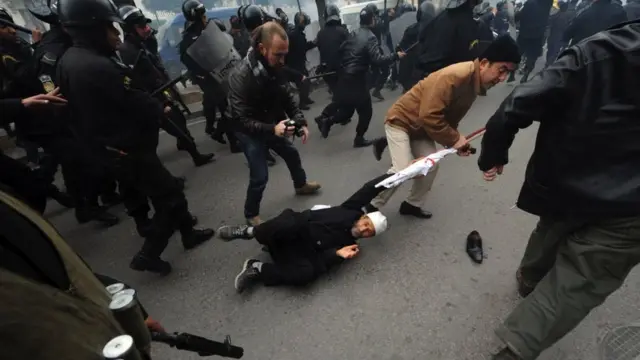 Polícia reprime protestos na capital Tunisapp cassino pagando no cadastrojaneiroapp cassino pagando no cadastro2011