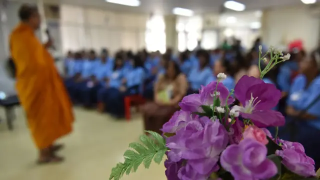 พระอนิลมานบรรยายให้ผู้ต้องขังหญิงต่างชาติ