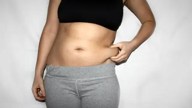 Mulher mexendo na barriga