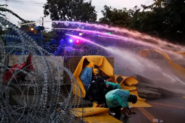 ผู้ชุมนุมหลบน้ำแรงดันสูง