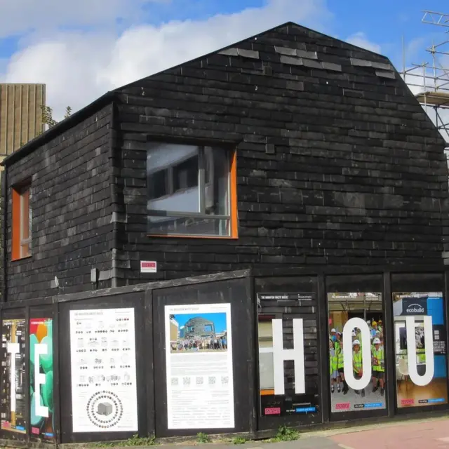 90% పైగా వ్యర్థ పదార్థాలతో నిర్మించిన వేస్ట్ హౌస్.