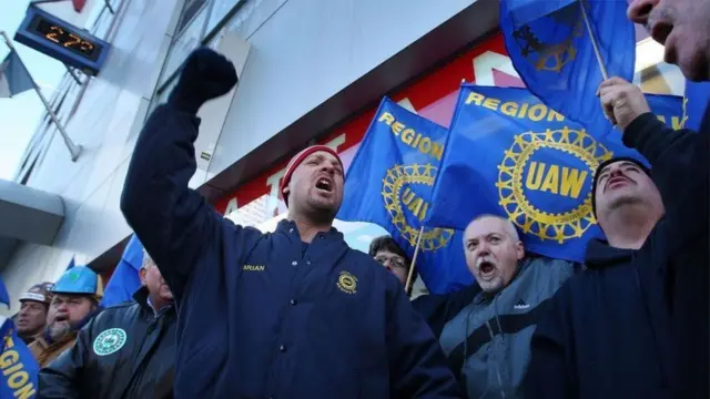 في عام 2008، طالبت اتحادات العمال في قطاع صناعة السيارات في الولايات المتحدة الحكومة بتقديم حزمة مساعدات ضخمة بقيمة مليارات الدولارات لإنقاذ العمال من البطالة