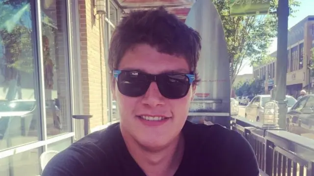 Connor Betts con lentes oscuros