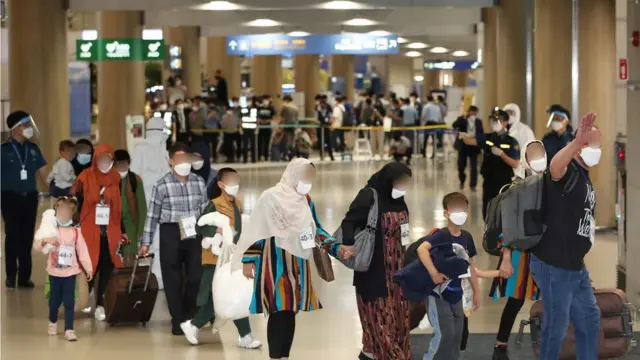아프가니스탄에서 한국 정부 활동을 지원해온 아프간 현지인 직원과 배우자, 미성년 자녀, 부모 등 378 명이 '특별기여자' 신분으로 26일 오후 인천국제공항을 통해 입국하고 있다