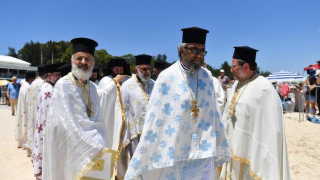 Греческие священники отмечают праздник Богоявления у залива Ярра 7 января 2018 года