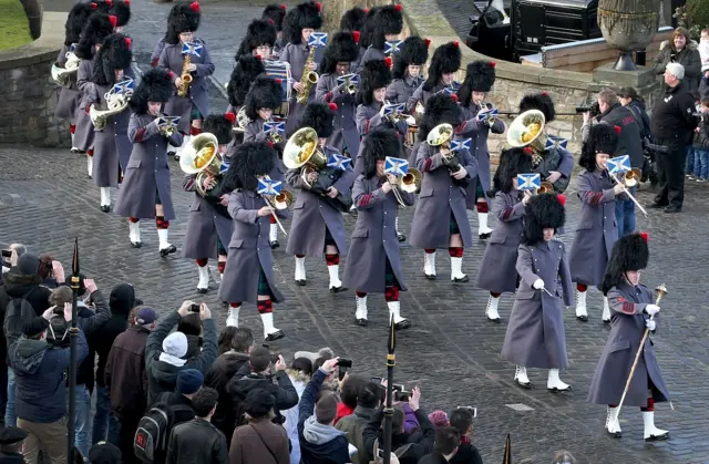 द रॉयल रेजीमेंट ऑफ़ स्कॉटलैंड का धुन बजाते हुए बैंड के लोग