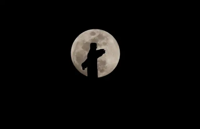 Une statue de Jésus-Christ illuminée par une pleine lune dans le comté de Turkana au Kenya.