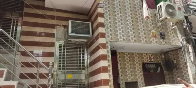 انصار کے گھر کے دونوں طرف ہندو خاندان رہتے ہیں