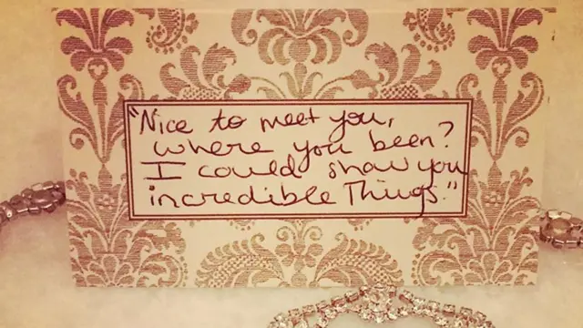 대화에서나 쓰일 법한 한음 억양은 친구에게 털어놓듯 이야기하는 그들의 가사에 잘 어울린다.