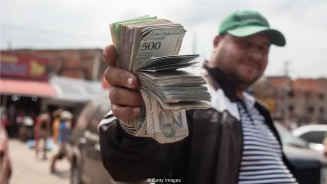 正如在哥伦比亚边境所见，委内瑞拉经济正处于危机之中，贬值的现金在这个国家泛滥。