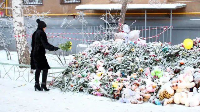 Цветы на месте обрушения