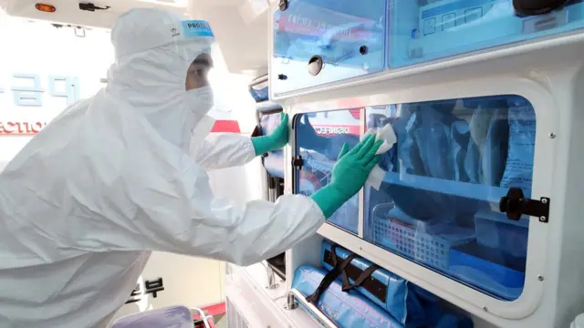 17일 서울 동대문소방서에서 구급대원이 코로나 19 자가격리 수험생을 이송지원할 차량을 소독하고 있다