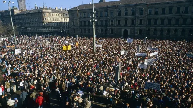 Biểu tình đòi cải cách ở Leipzig hôm 18/11/1989 với hàng chục ngàn người tham dự