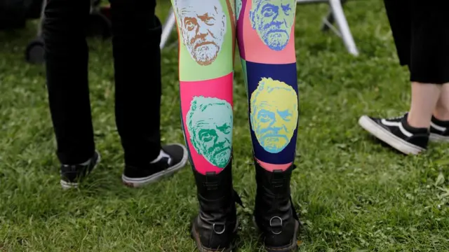 ผู้หญิงสวมถุงน่องรูปหน้าเจเรมี คอร์บิน