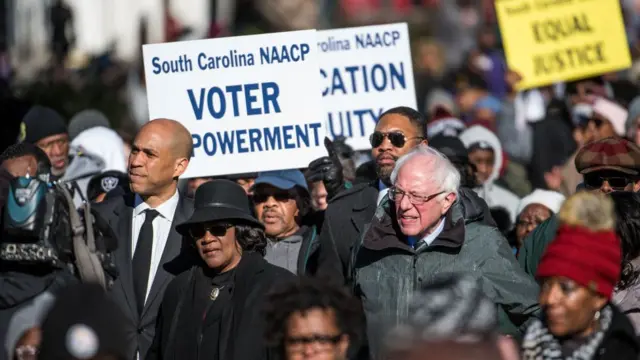 کوری بوکر (چپ)