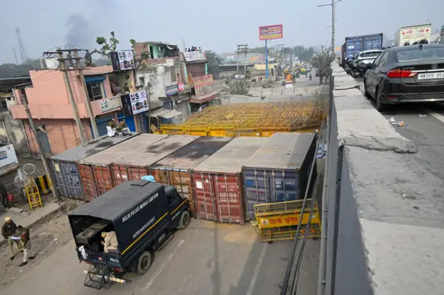 গড়া হয়েছে বহু-স্তরীয় ব্যারিকেড