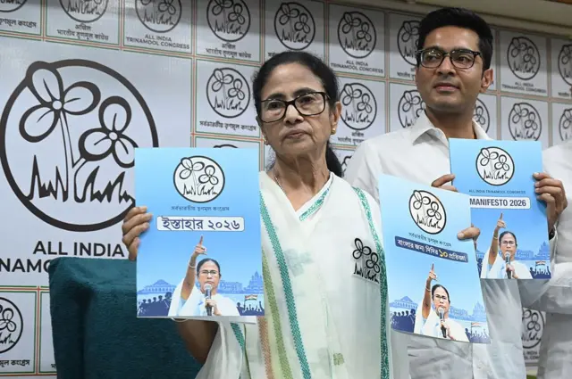 পশ্চিমবঙ্গে নির্বাচনের জন্য দলের ইশতেহার প্রকাশ করছেন মমতা ব্যানার্জী ও অভিষেক ব্যানার্জী 