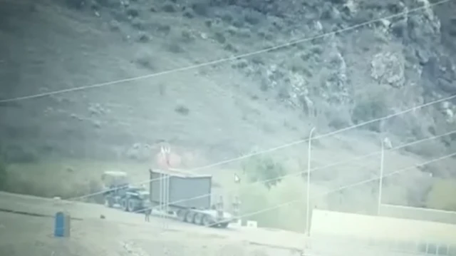 Konteyner daşıyan yük avtomobili