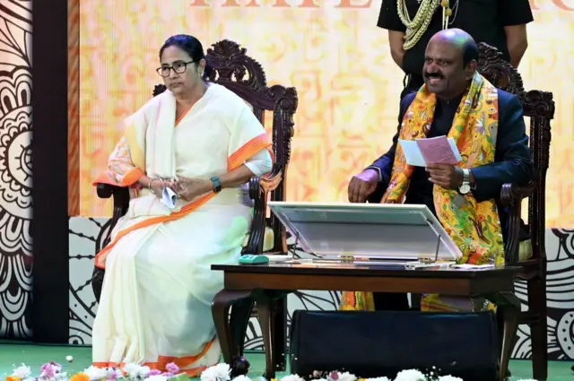 राज्यपाल सीवी आनंद बोस के साथ मुख्यमंत्री ममता बनर्जी