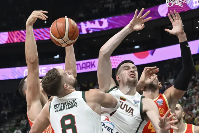 Gužva pod košem na utakmici Litvanije i Crne Gore