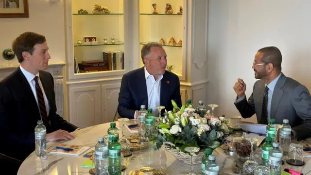 চুক্তি চূড়ান্ত করার জন্য দুই পক্ষকে আহ্বান জানিয়েছিলেন ওমানের পররাষ্ট্রমন্ত্রী (ডানে)