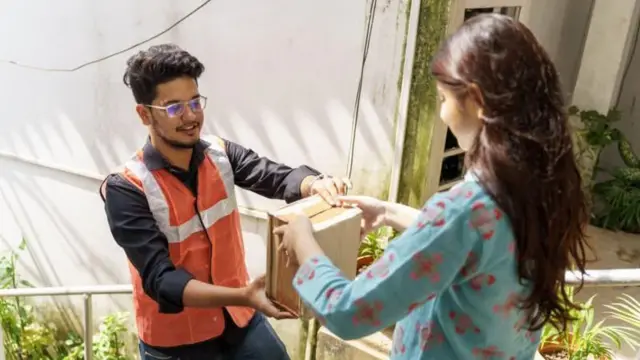 కొరియర్ సంస్థ ఉద్యోగి