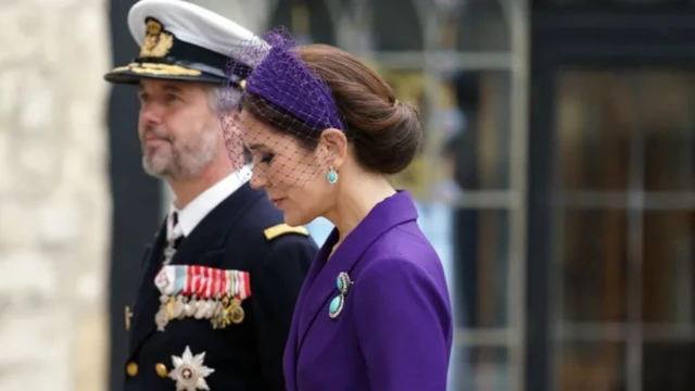 Frederik e a princesa Mary caminhando lado a lado