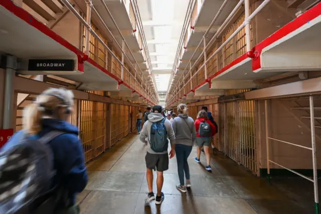 Алькатрас түрмөсүн кыдырып жүргөн туристтер