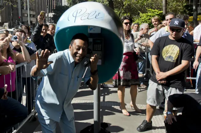 Pelé no Orelhão acenando para o público