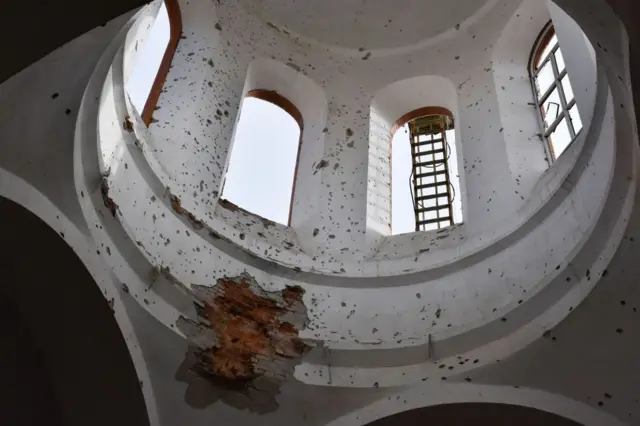 रूसी हमले में तबाह हुआ एक चर्च का गुंबद