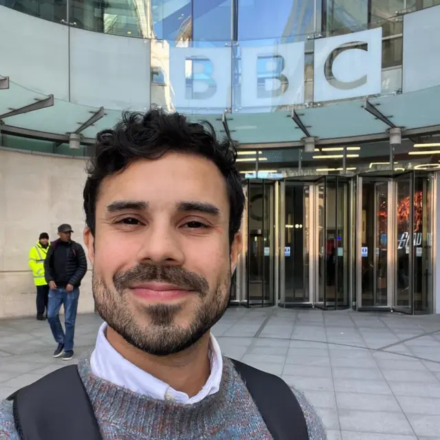 Ronald Alexander Ávila-Claudio en la puerta de la BBC en Londres