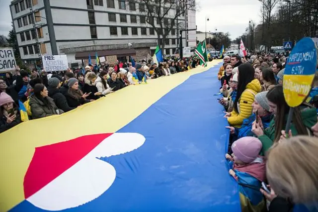 Серце в кольорах польського прапору на тлі великого українського