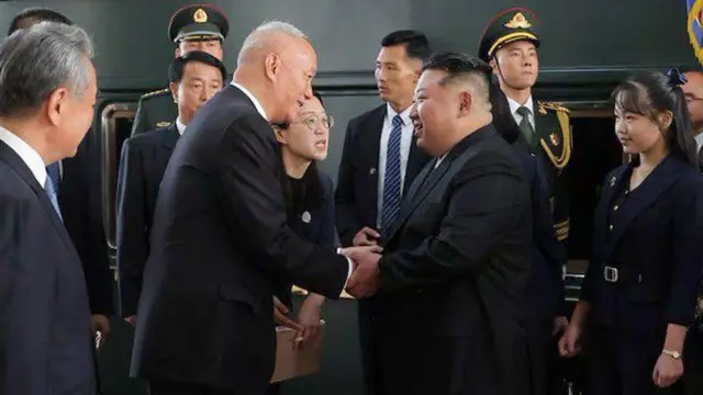 رهبر کره شمالی همراه با دخترش با استقبال مقامهای چینی در پکن روبرو شد