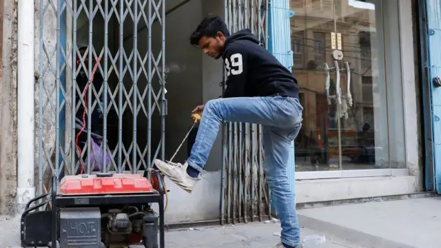 یک نفر در حال روشن کردن ژنراتور در شهر کراچی