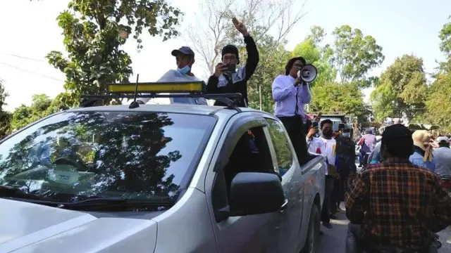 အာဏာသိမ်းမှုကို ဆန့်ကျင်ဆန္ဒထုတ်ဖော်ခဲ့တဲ့ ကိုဝေမိုးကျော်က အသံချဲ့စက်ကိုင်ကာ မိန့်ခွန်းပြောနေစဉ်