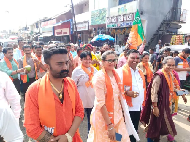 રેલી દરમિયાન રંગેશ્વરી (ચશ્માં પહેરેલ)