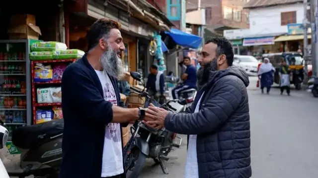 كشميريون يحييون بعضهم البعض في سرينغار بعد إعلان وقف إطلاق النار 