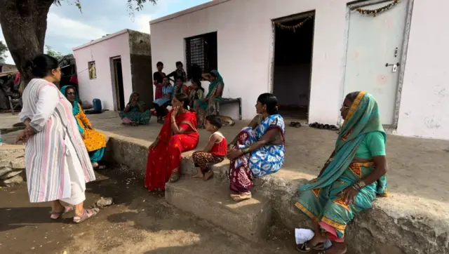 लाडकी बहीण योजना जाहीर झाली आहे तेव्हापासूनच महागाई वाढल्याचीही तक्रार अनेक महिलांची आहे.