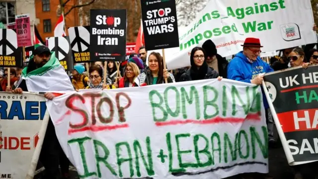 লন্ডনে যুক্তরাষ্ট্র দূতাবাসের সামনে যুদ্ধবিরোধী বিক্ষোভ