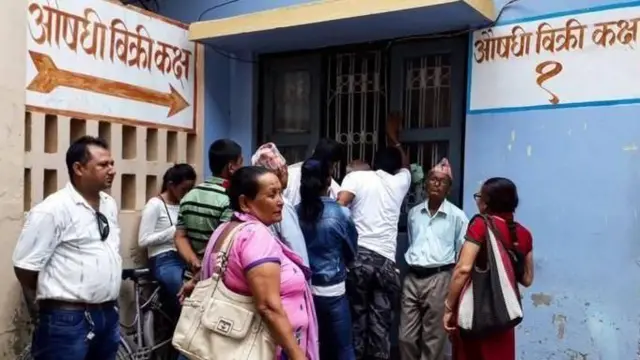 अस्पतालको औषधि बिक्री कक्षअगाडि बिरामीहरूको लाइन