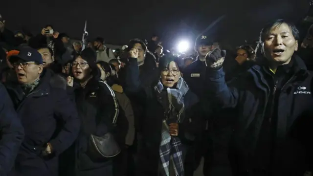 Güney Kore Devlet Başkanı Yoon Suk Yeol'un sıkıyönetim açıklamasının ardından protestocular meclisin önünde toplandı. 