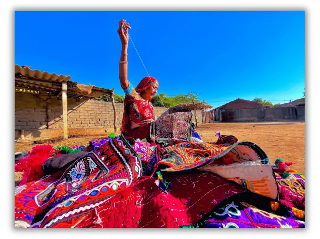 મહિલા સશક્તીકરણ, ભરતકામ, શાહરુખ ખાન, હિલેરી ક્લિન્ટન, આત્મનિર્ભર ગુજરાત, ગુજરાત, બીબીસી ગુજરાતી, ગુજરાતની કળા, ગુજરાતની સંસ્કૃતિ