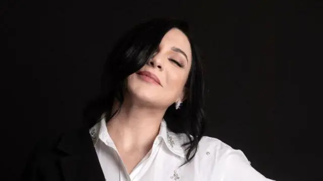النقيب أعلن قرار فصل الفنانة سلاف فواخرجي من النقابة، مستنداً إلى "النظام 40، فقرة 58" من النظام الداخلي للنقابة، والذي يُجيز شطب قيد أي عضو "يسيء إلى سمعة الجمهورية العربية السورية أو ينافي الآداب العامة".
