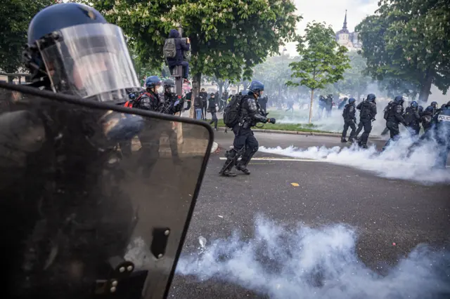 ရဲတွေက မျက်ရည်ယိုဗုံးသုံးပြီး လူစုခွဲခဲ့ကြ 