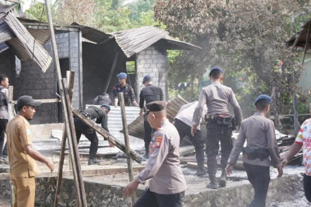 Kegiatan kerja bakti (kurvei) dalam rangka penanganan pascakonflik antara Desa Banemo dan Desa Sibenpopo.