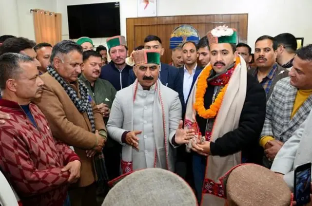 हिमाचलच्या राजकीय वादळात काँग्रेसचं सरकार तरणार का?